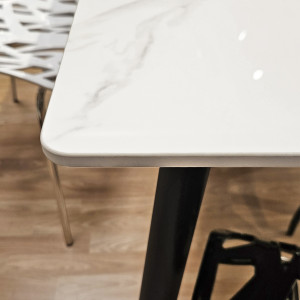 Table à manger en céramique effet marbre blanc et pieds en métal noir L160cm - STONE - zoom coin arrondi du plateau