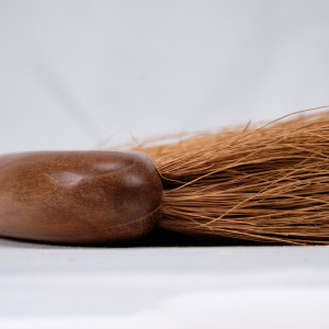 Brosse balayette avec poignée en fibres de coco et bois de teck - LARA