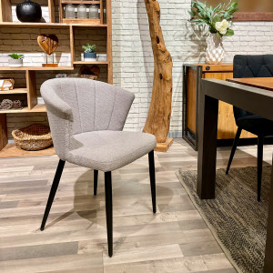 Chaise de repas avec dossier en forme de coquillage, revêtue de tissu et équipée de pieds en métal noir - CARMEN