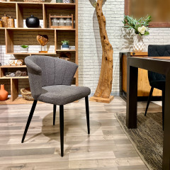 Chaise de repas avec dossier en forme de coquillage, revêtue de tissu et équipée de pieds en métal noir - CARMEN